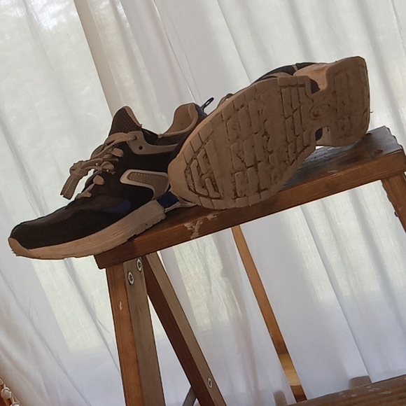 Boys Size 6 Shoes - Picture 8 of 12